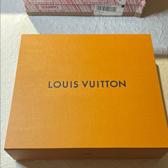 Louis Vuitton Signature  Box inside a LV shipping box with tissue and ribbon. - Picture 7 of 17